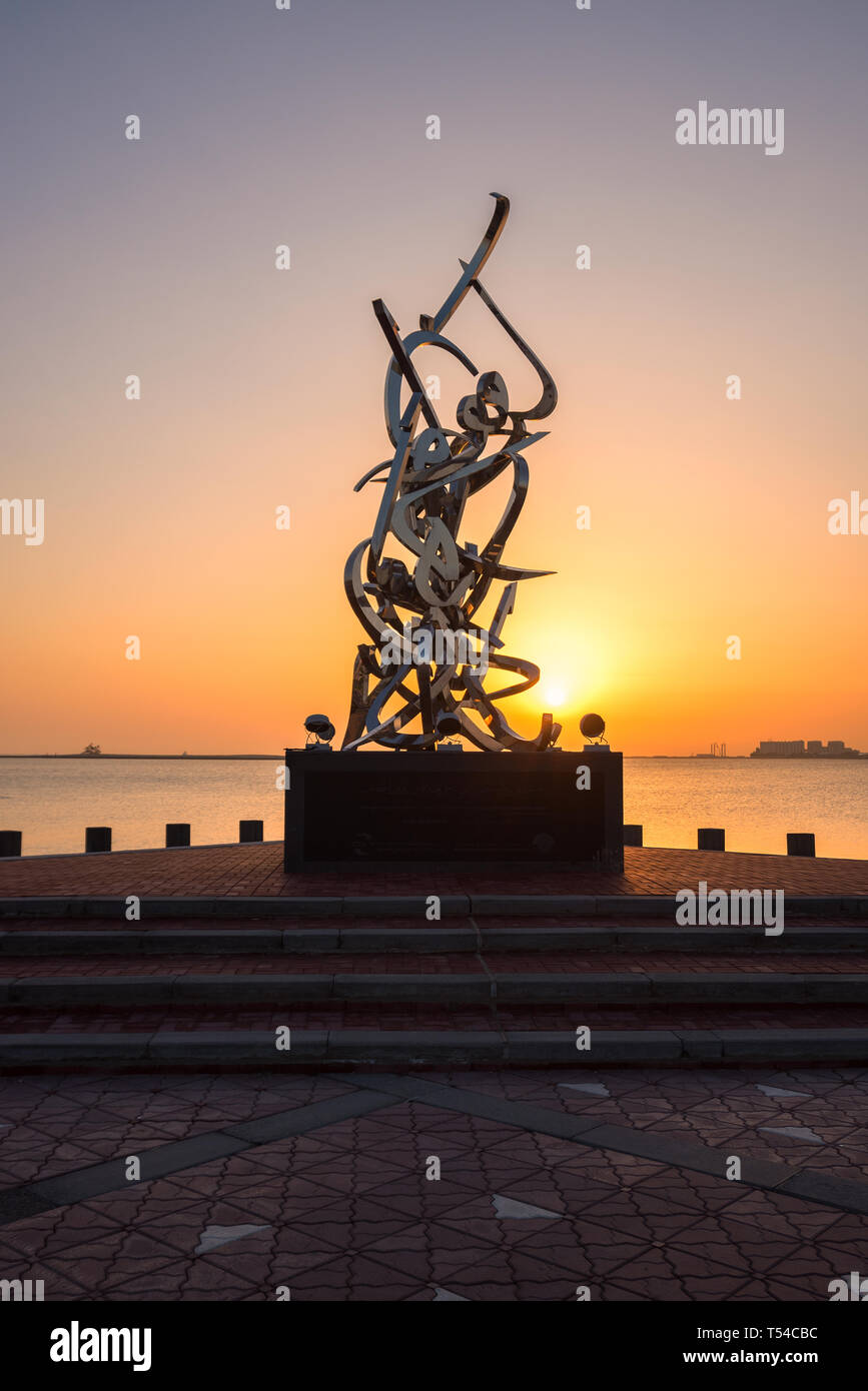 DOHA, Qatar - 14 Aprile 2019: Calligraphy scultura di Sabah Arbilli sulla Corniche di Doha, Medio Oriente. Foto Stock