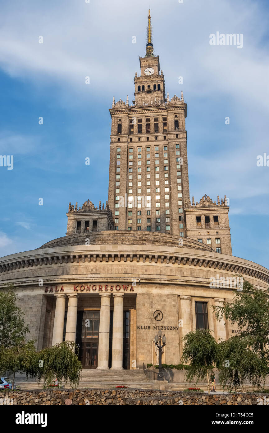 Varsavia, Polonia - 24 agosto 2018: l'enorme palazzo della cultura e della scienza. Più famoso punto di riferimento e il simbolo dello stalinismo e del comunismo in Warszawa, Foto Stock