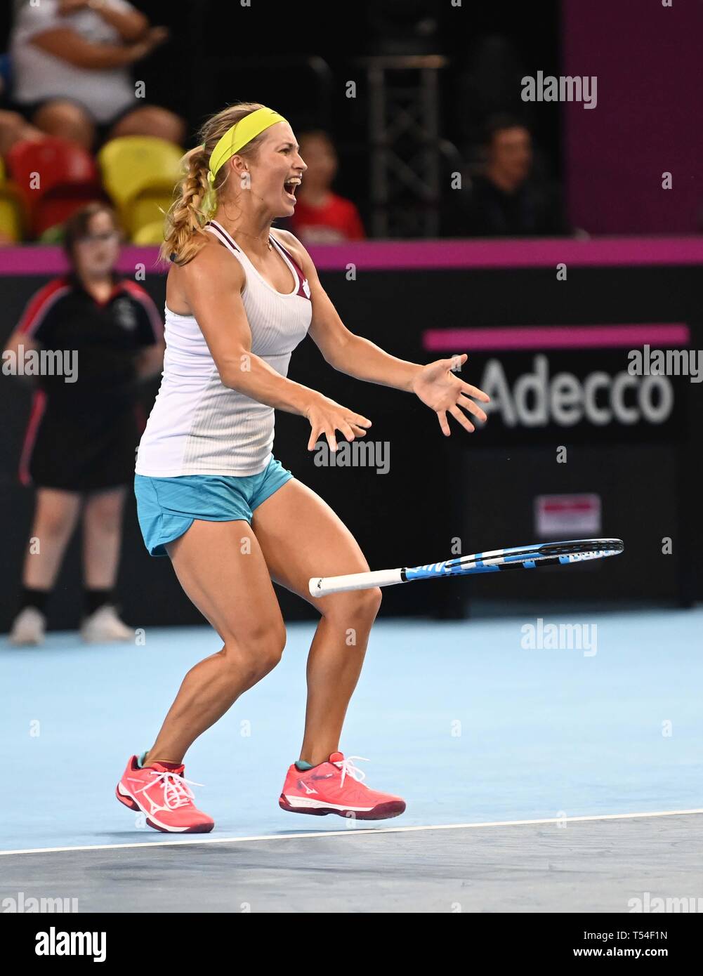 Yulia Putintseva (Kazakistan) diminuisce la sua racchetta come la celebra vincere la partita. La gomma 2. Gran Bretagna v Kazakistan. World Group II play off in BNP Paribas Fed Cup. Casella di rame arena. Queen Elizabeth Olympic Park. Stratford. Londra. Regno Unito. 20/04/2019. Foto Stock