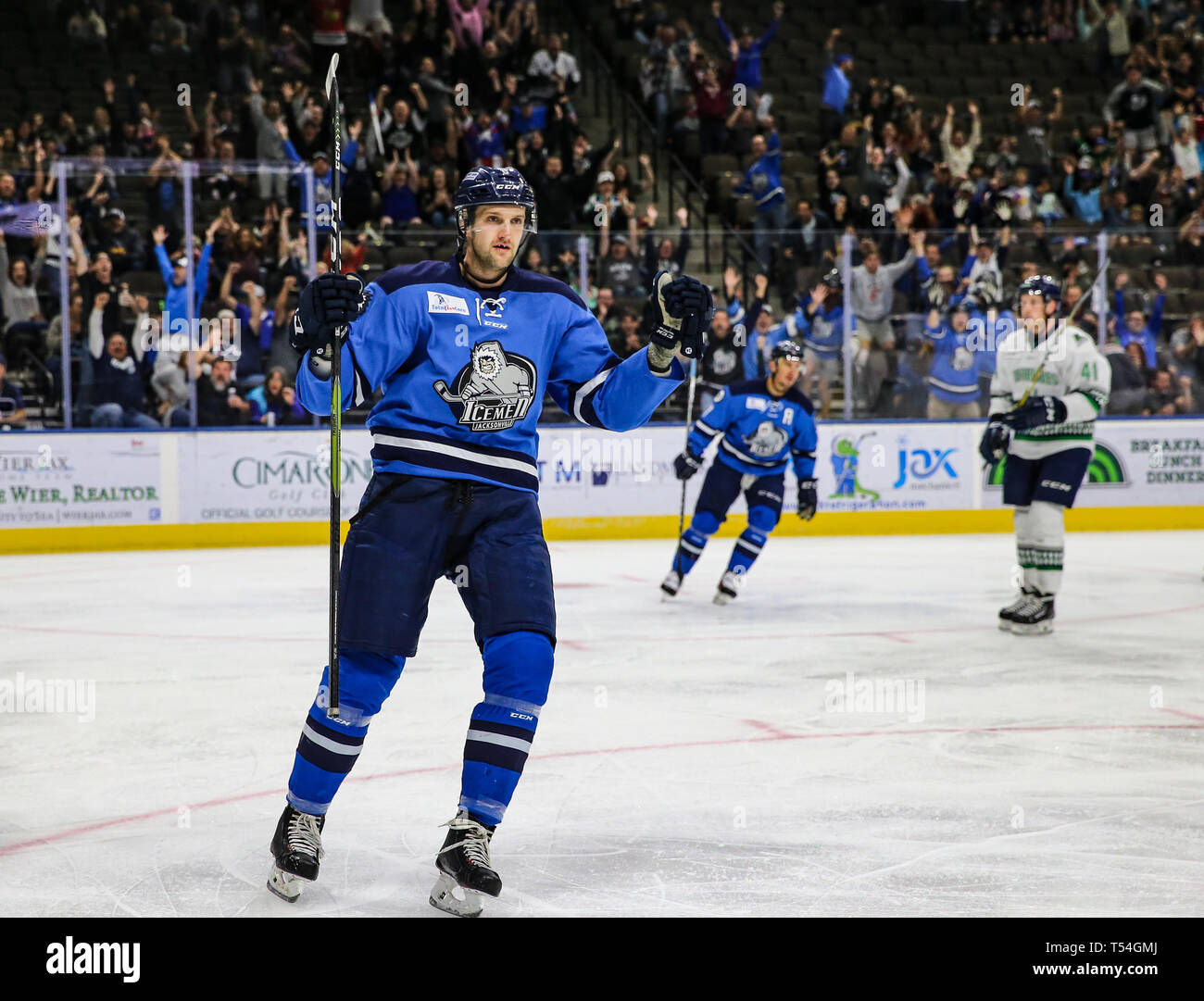 Jacksonville, STATI UNITI D'AMERICA. Xix Apr, 2019. Il Jacksonville Icemen avanti Maclise cam (8) celebra Fortier è obiettivo durante il primo periodo di un ECHL professionale del hockey gioco di spareggio contro la Florida Everblades a Veterans Memorial Arena a Jacksonville, Florida, Venerdì 19 Aprile, 2019. (Gary Lloyd McCullough/Cal Sport Media) Credito: Cal Sport Media/Alamy Live News Foto Stock