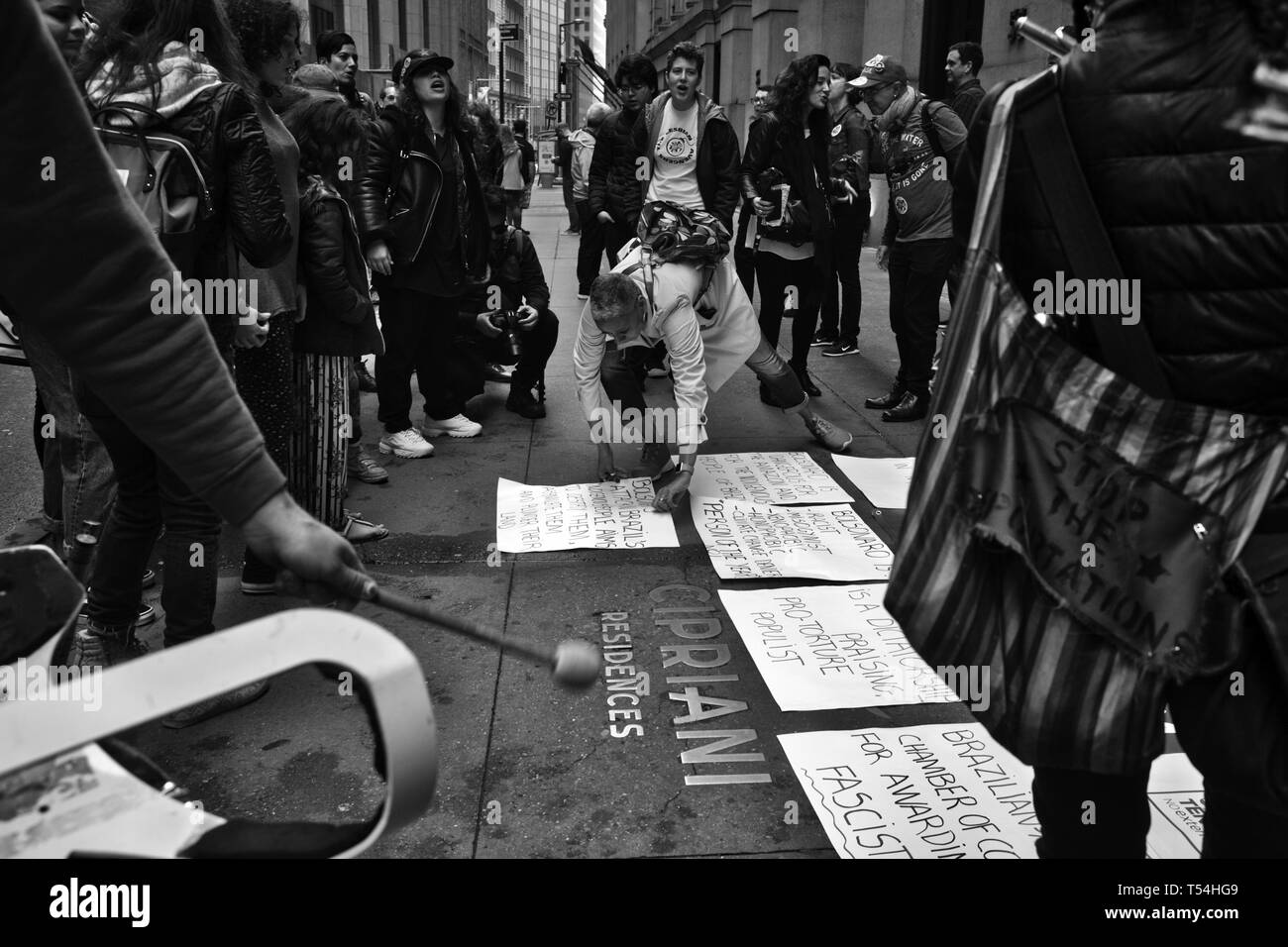 New York, New York, Stati Uniti d'America. Xx Apr, 2019. ZULE HOUTHON, di Brooklyn, stabilisce un segno di protesta presso l'Hotel Cipriani a Wall Street a New York New York durante una dimostrazione contro la Brazilian-American Camera di commercio che più tardi nel mese di maggio, i piani di assegnazione di estrema destra il Presidente brasiliano Jair Bolsonaro 'man del premio di anno.'' presso l'hotel.Prima di questo mese il Museo Americano di Storia Naturale di New York ha annunciato che non potrà ospitare la manifestazione in onore di Bolsonaro a causa del suo esplicito desiderio di roll back protezioni ambientali. (Credito Immagine: © Brian ramo Prezzo/ Foto Stock