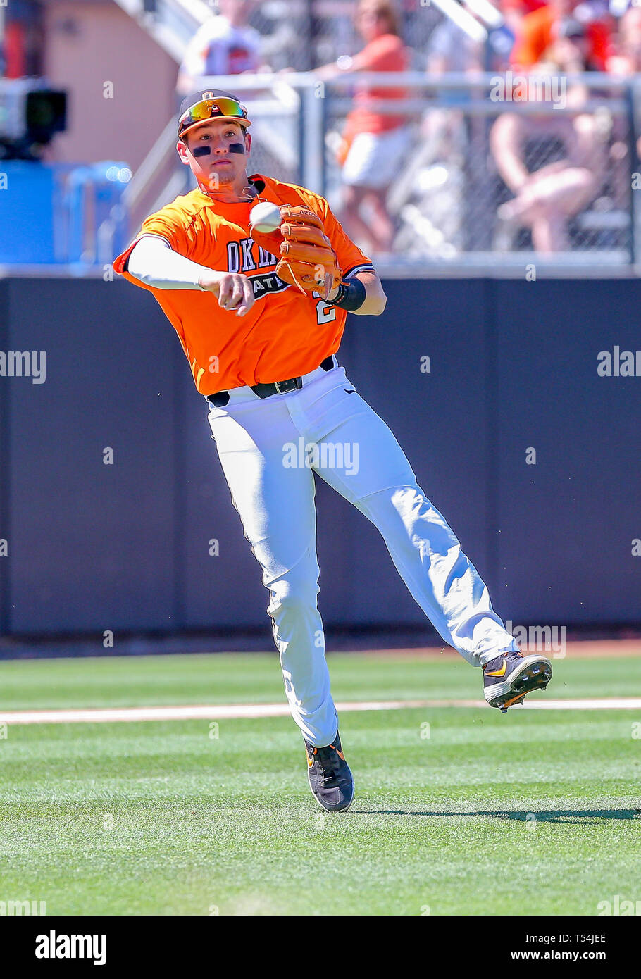 Stillwater, OK, Stati Uniti d'America. Xx Apr, 2019. Oklahoma State University infielder ChristianÃŠFunk (2) fa un lancio durante una partita di baseball tra la University of Texas Longhorns e Oklahoma State Cowboys a Allie P. Reynolds Stadium di Stillwater, OK. Siegel grigio/CSM/Alamy Live News Foto Stock