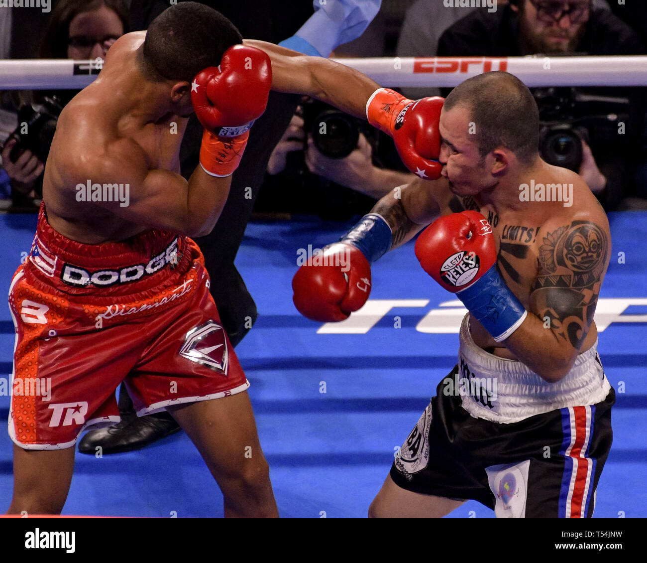 New York, Stati Uniti d'America. Xx Apr, 2019. FELIX VERDEJO (rosso) trunk e BRYAN VASQUEZ battaglia in un leggero bout al Madison Square Garden di New York, New York. Credito: Joel Plummer/ZUMA filo/Alamy Live News Foto Stock