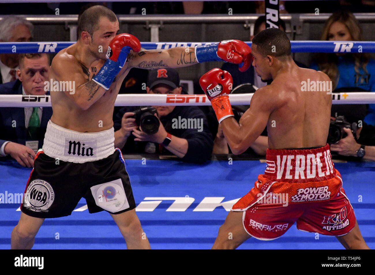 New York, Stati Uniti d'America. Xx Apr, 2019. FELIX VERDEJO (rosso) trunk e BRYAN VASQUEZ battaglia in un leggero bout al Madison Square Garden di New York, New York. Credito: Joel Plummer/ZUMA filo/Alamy Live News Foto Stock