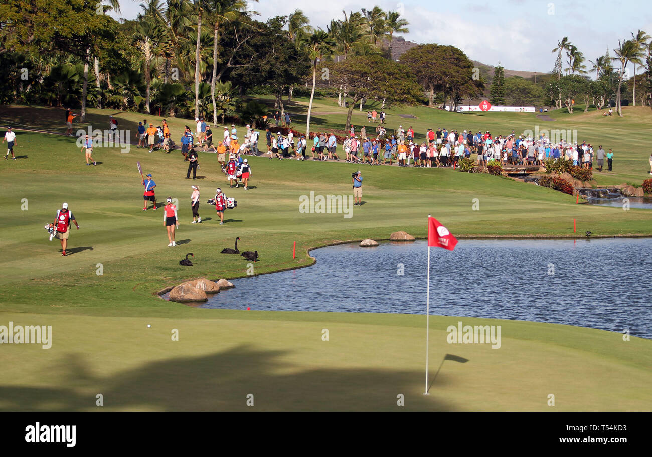 Hawaii, Stati Uniti d'America. Xx Apr, 2019. Brooke M. Henderson conduce la galleria verso il basso del xviii fairway sul suo modo di victiory durante il round finale del LPGA LOTTE Chamionship al Ko Olina Golf Club di Kapolei, HI - Michael Sullivan/CSM Credito: Cal Sport Media/Alamy Live News Foto Stock