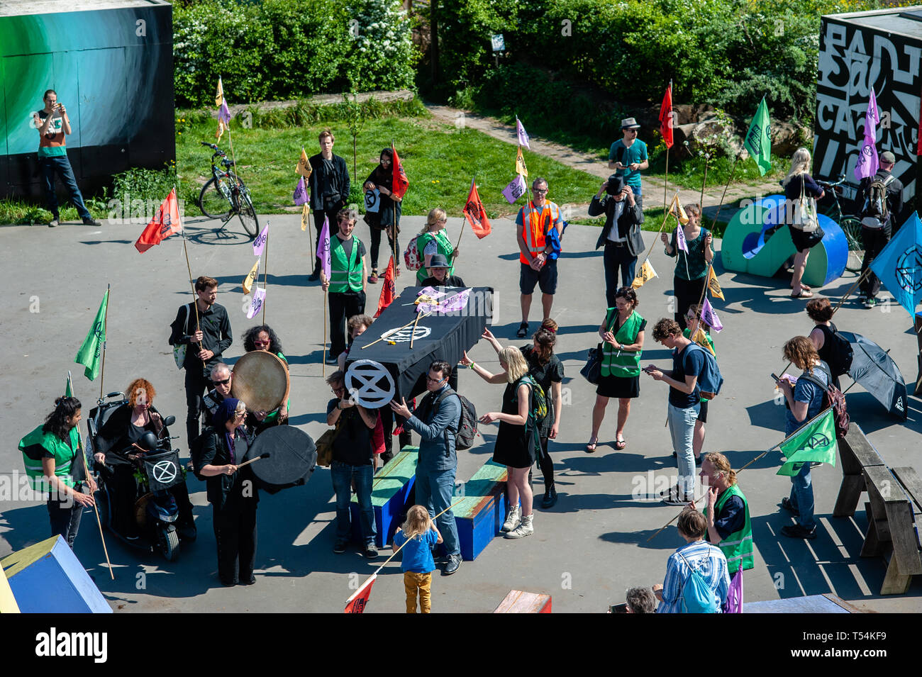 Rotterdam, Paesi Bassi. Xx Apr, 2019. Un gruppo di attivisti sono visto che trasportano una bara durante la dimostrazione. Una processione funebre è stata effettuata mediante il movimento internazionale, estinzione della ribellione di Rotterdam. Con questa azione, il movimento è esigente il governo olandese a dichiarare una emergenza clima atto a realizzare un piano di Delta Clima per Rotterdam, netta pari a zero emissioni di CO2 nel 2025, tra cui il porto di Rotterdam. Credito: SOPA Immagini limitata/Alamy Live News Foto Stock