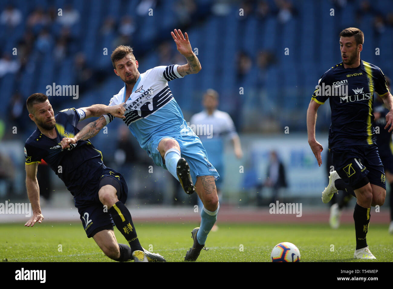 Roma, Italia. Xx Apr, 2019. 20.04.2019 Stadio Olimpico di Roma, Italia. SERIE A:BOSTJAN CESAR E ACERBI in azione durante il campionato italiano di una partita tra SS Lazio vs Chievo Verona, punteggio 1-2 allo Stadio Olimpico di Roma. Credit: Indipendente Agenzia fotografica/Alamy Live News Foto Stock