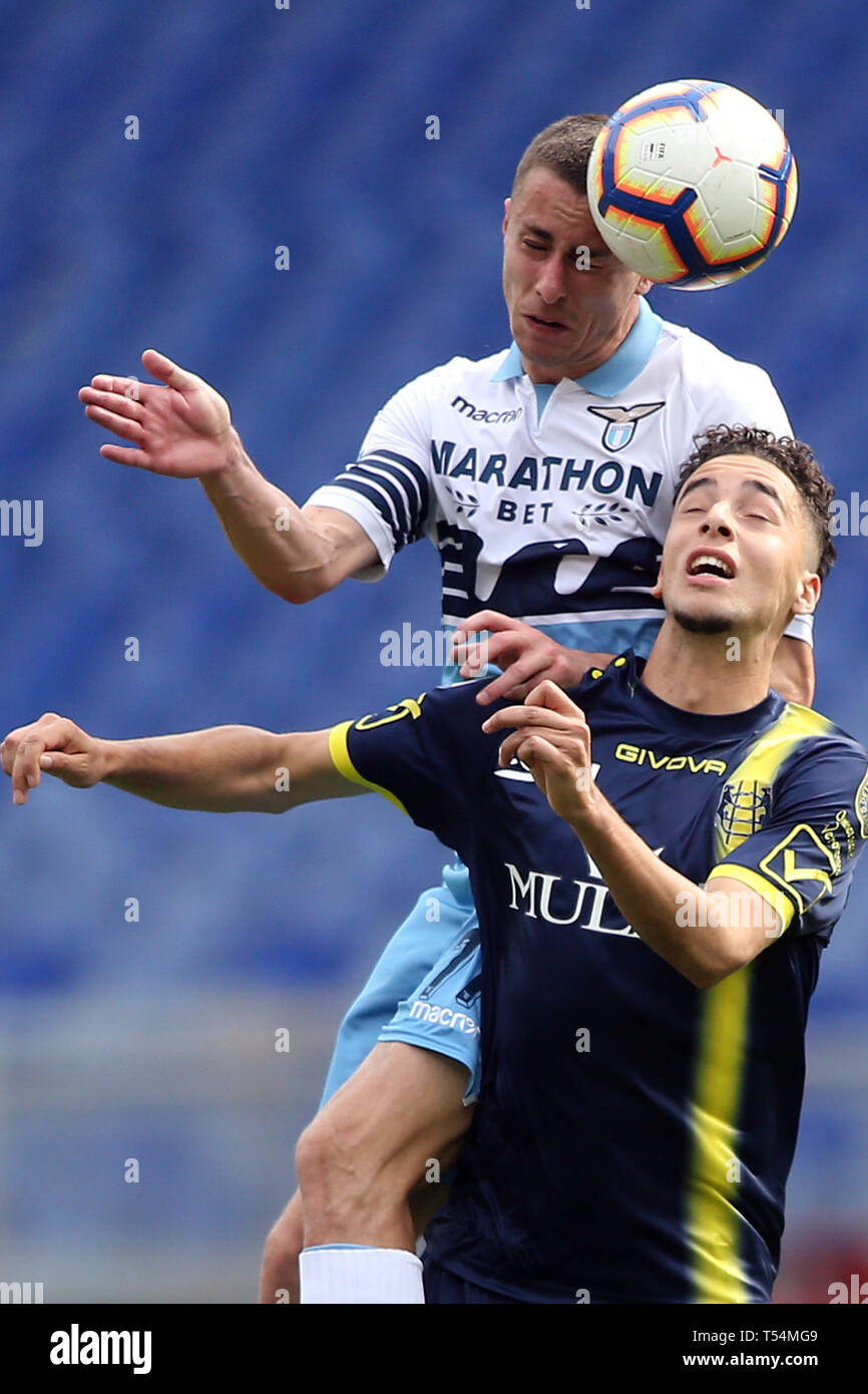 Roma, Italia. Xx Apr, 2019. 20.04.2019 Stadio Olimpico di Roma, Italia. SERIE A: MARUSIC e Sofian Kiyine in azione durante il campionato italiano di una partita tra SS Lazio vs Chievo Verona, punteggio 1-2 allo Stadio Olimpico di Roma. Credit: Indipendente Agenzia fotografica/Alamy Live News Foto Stock