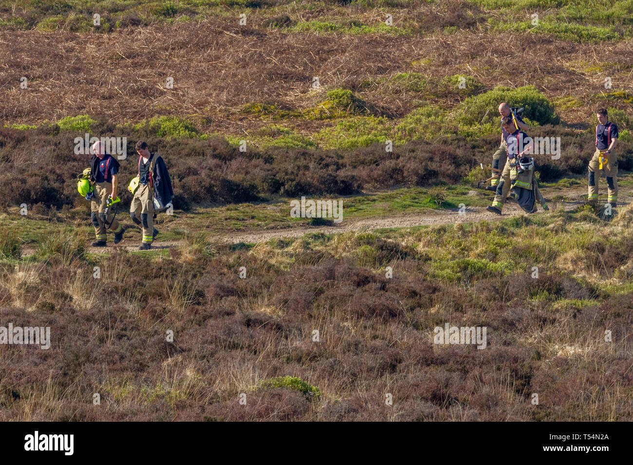 Regno Unito Moorland Fire: Ilkley Moor, West Yorkshire, Regno Unito. Xxi Aprile 2019. I vigili del fuoco continuano gli sforzi per spegnere un incendio. I vigili del fuoco lo swapping turni dopo una notte di lavoro per affrontare le fiamme. Rebecca Cole/Alamy Live News Foto Stock