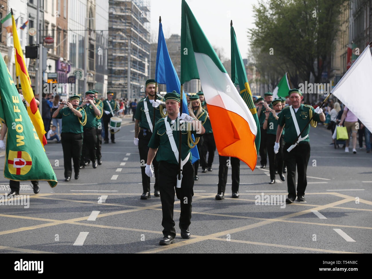 IRA del nuovo gruppo di supporto, Saoradh, sfilate attraverso il centro della città di Dublino in gruppi paramilitari di uniformi, nonostante lo sdegno di scatto di morto giornalista Lyra McKee in Londonderry (Derry City) questa settimana. Foto: Sam Boal/RollingNews.ie Foto Stock