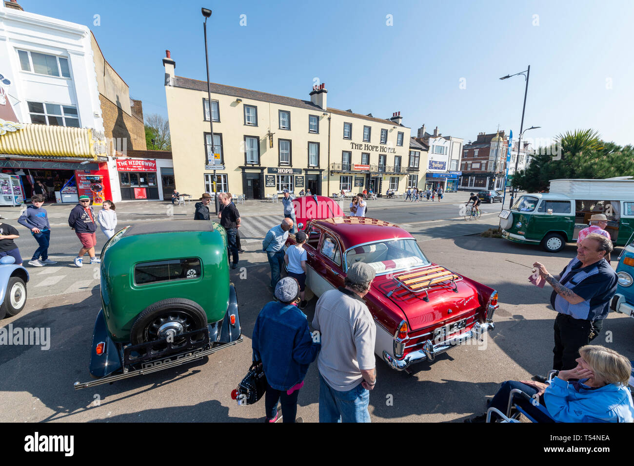 Classic car show si svolge lungo il lungomare di Marine Parade, Southend on Sea, Essex, Regno Unito. Automobili, veicoli sul display in tempo soleggiato Foto Stock