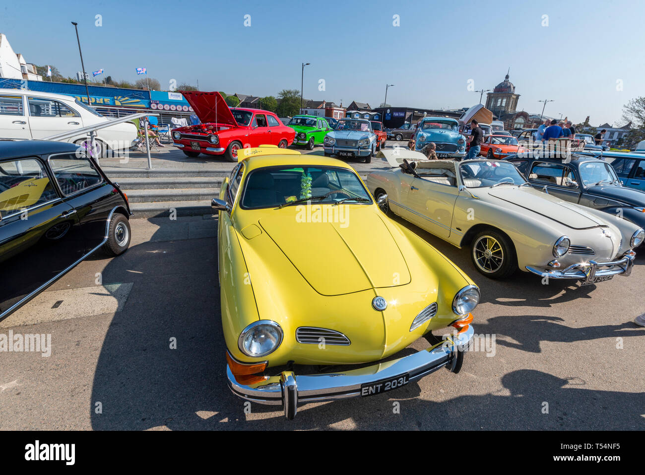 Classic car show si svolge lungo il lungomare di Marine Parade, Southend on Sea, Essex, Regno Unito. Automobili, veicoli sul display in tempo soleggiato. Colori brillanti Foto Stock