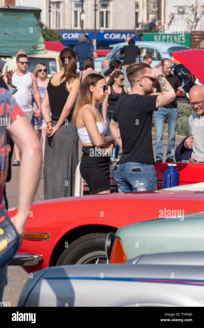 Classic car show si svolge lungo il lungomare di Marine Parade, Southend on Sea, Essex, Regno Unito. Persone. Giornata di sole Foto Stock