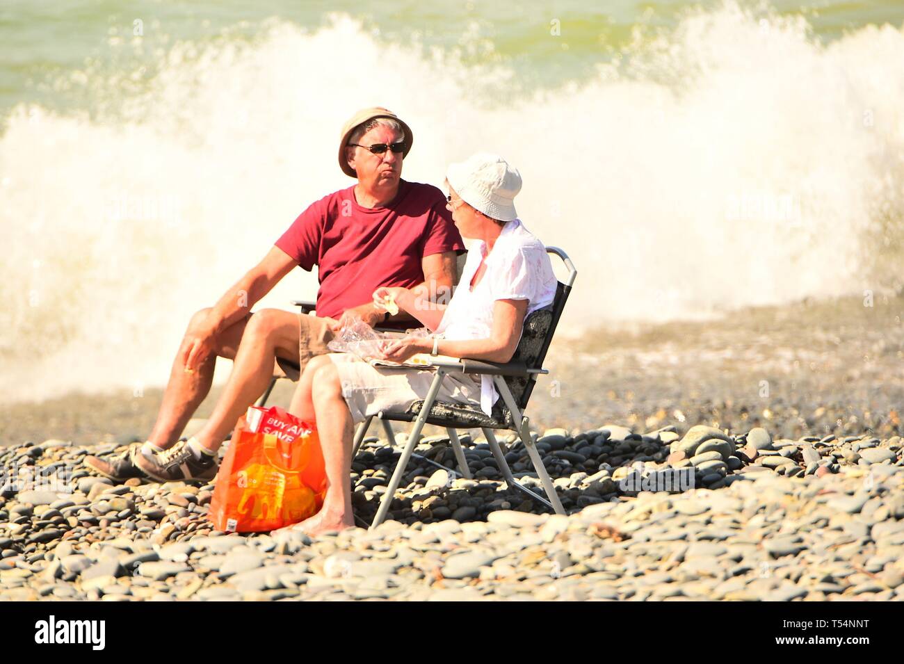 Aberystwyth, Wales, Regno Unito. 21 apr 2019. Per coloro che godono di una splendida e calda e soleggiata Domenica di Pasqua nel pomeriggio in Aberystwyth Wales, con l'aumento vertiginoso temperature, come il paese gode del caldo gloriosamente Bank Holiday meteo. Le temperature sono previsioni meteo per colpire 25 gradi Celsius in alcuni luoghi oggi o domani , ed eventualmente raggiungere un record di 26 gradi Credito: keith morris/Alamy Live News Foto Stock