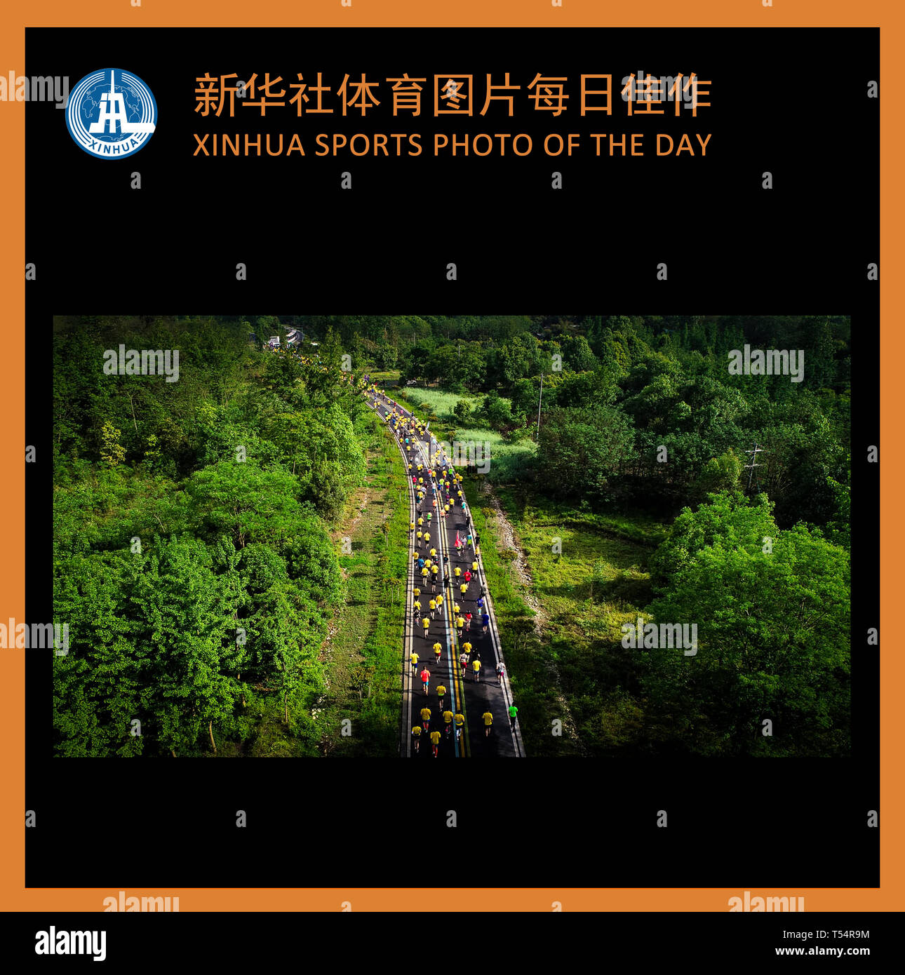 (190421) -- Pechino, 21 aprile 2019 (Xinhua) -- XINHUA SPORT FOTO DEL GIORNO TRASMESSO IL 21 APRILE 2019. I corridori di gareggiare al Wenjiang mezza maratona a Chengdu, Cina sud-occidentale della provincia di Sichuan, il 21 aprile 2019. (Xinhua/Zhang Kefan) Foto Stock