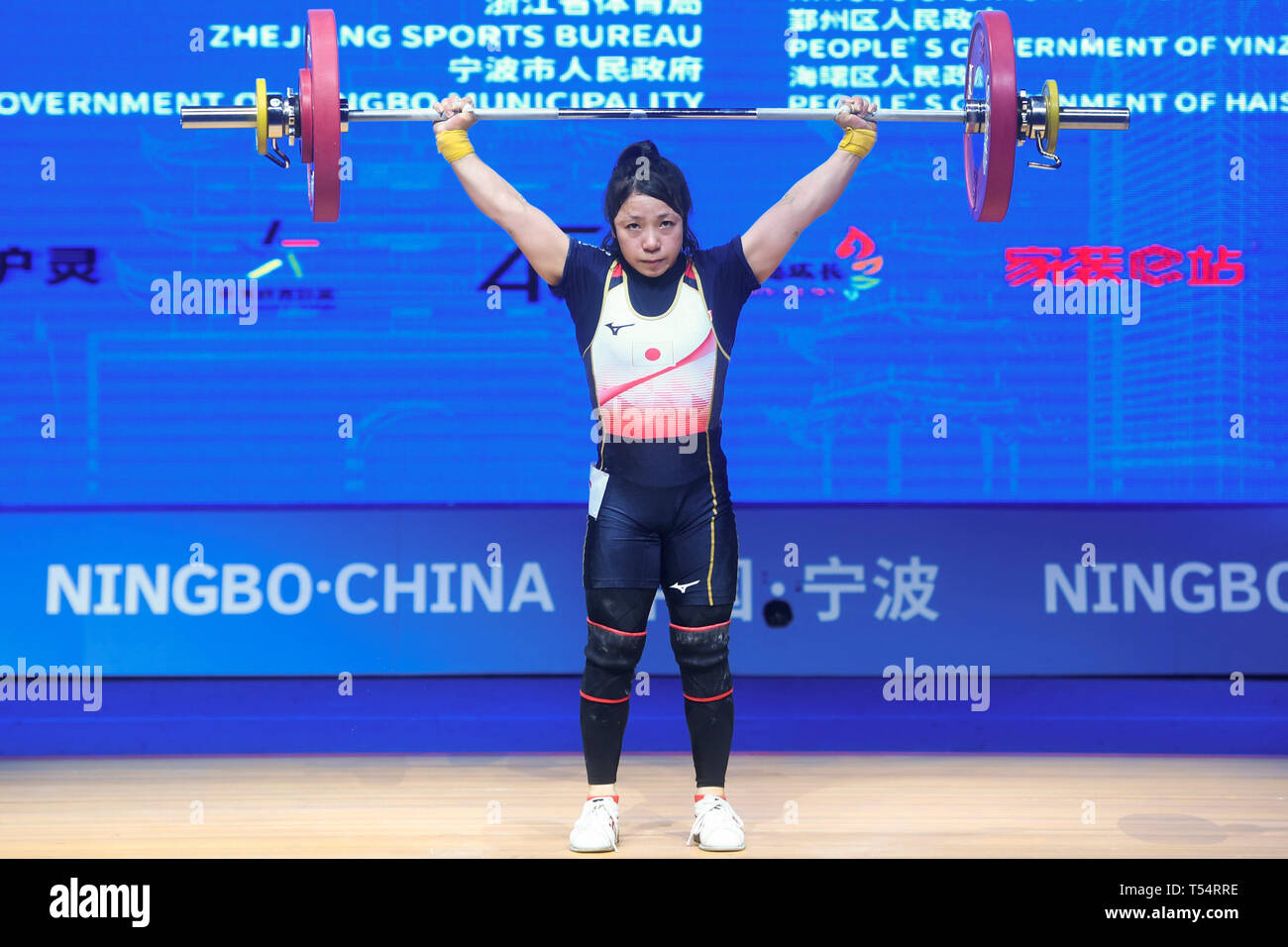 Ningbo, cinese della Provincia di Zhejiang. Xxi Aprile, 2019. Hiromi Miyake del Giappone compete durante le donne del sollevamento pesi 49kg evento presso il sollevamento pesi campionato asiatico a Ningbo, Cina orientale della provincia di Zhejiang, 21 aprile 2019. Hiromi Miyake classificato al 5° con 187 punti in totale. Credito: Huang Zongzhi/Xinhua/Alamy Live News Foto Stock