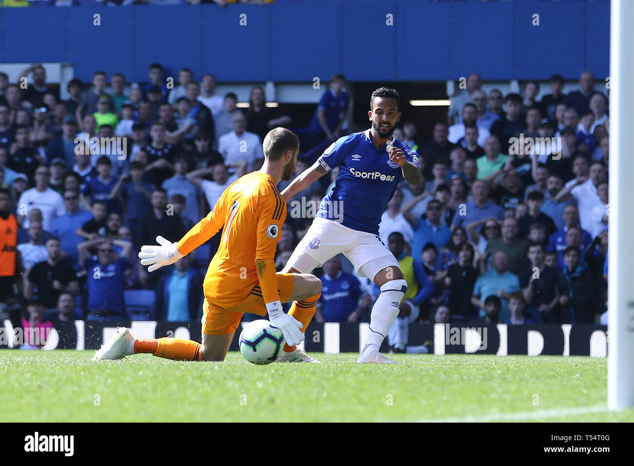 Liverpool, Regno Unito. Xxi Aprile, 2019. Theo Walcott di Everton mette la palla oltre il Manchester United Portiere David De Gea al cliente il suo team obiettivo 4a. Premier League, Everton v Manchester Utd a Goodison Park di Liverpool domenica XXI Aprile 2019. Questa immagine può essere utilizzata solo per scopi editoriali. Solo uso editoriale, è richiesta una licenza per uso commerciale. Nessun uso in scommesse, giochi o un singolo giocatore/club/league pubblicazioni. pic da Chris Stading/Andrew Orchard fotografia sportiva/Alamy Live news Credito: Andrew Orchard fotografia sportiva/Alamy Live News Foto Stock