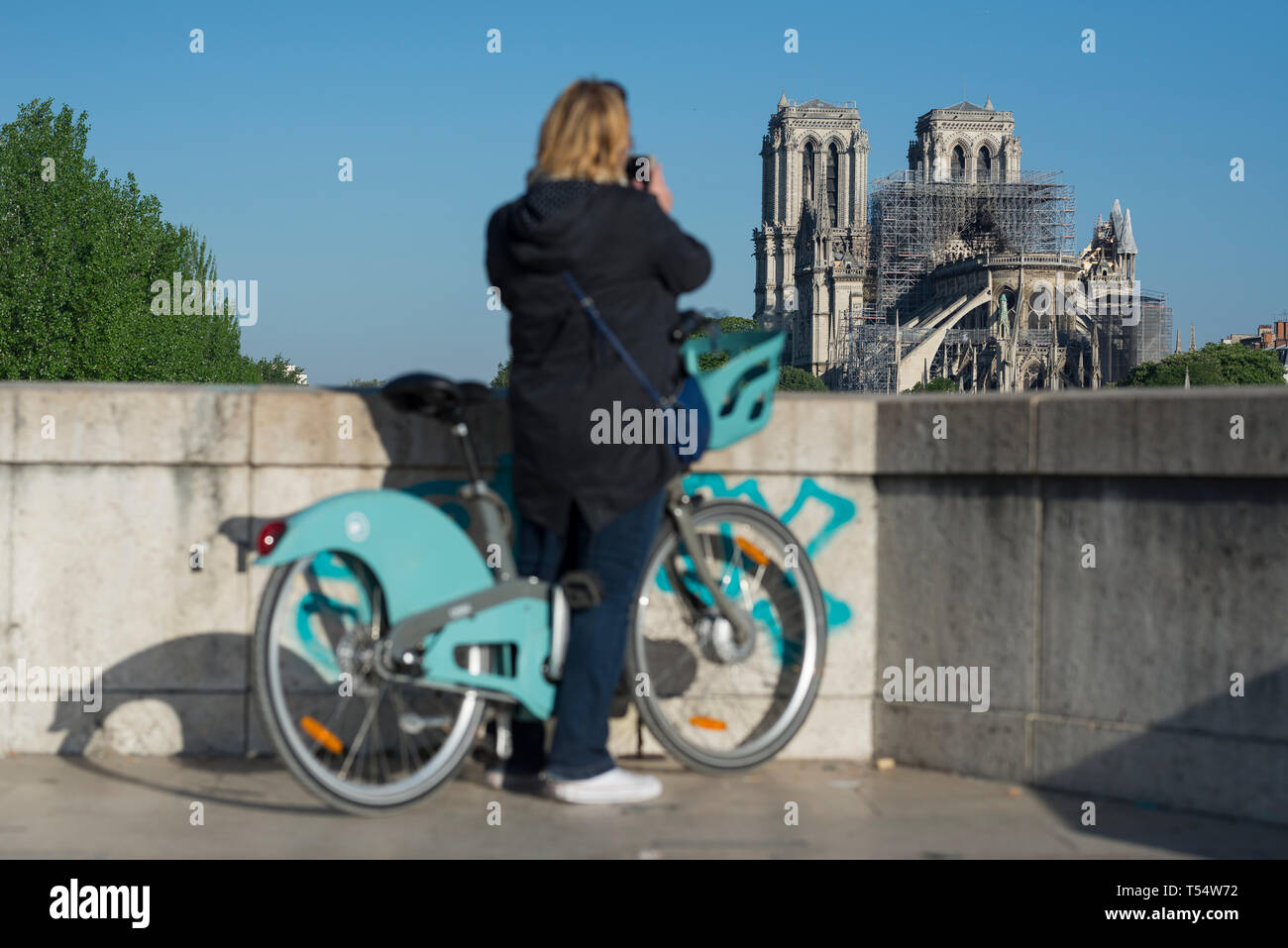 Parigi, Francia. Xxi Aprile 2019. La mattina presto la domenica di Pasqua presso la cattedrale di Notre Dame a Parigi. La città di adoratori sono stati riposizionati a frequentare la Domenica di Pasqua Santa Messa presso la chiesa di Saint-Eustache dopo i devastanti incendi che hanno sommerso vaste parti della Cattedrale di Notre Dame, un 850 anno di età gotica che si siede su l'Île de la Cité nel centro di Parigi. La zona è stata in gran parte isolati da un cordone di polizia, a seguito dell'incendio del 15 aprile 2019, e il presidente francese Emmanuel Macron si è impegnata a ripristinare il tesoro nazionale entro cinque anni, nonostante molti esperti dicendo che questo richiederà più tempo. Foto Stock