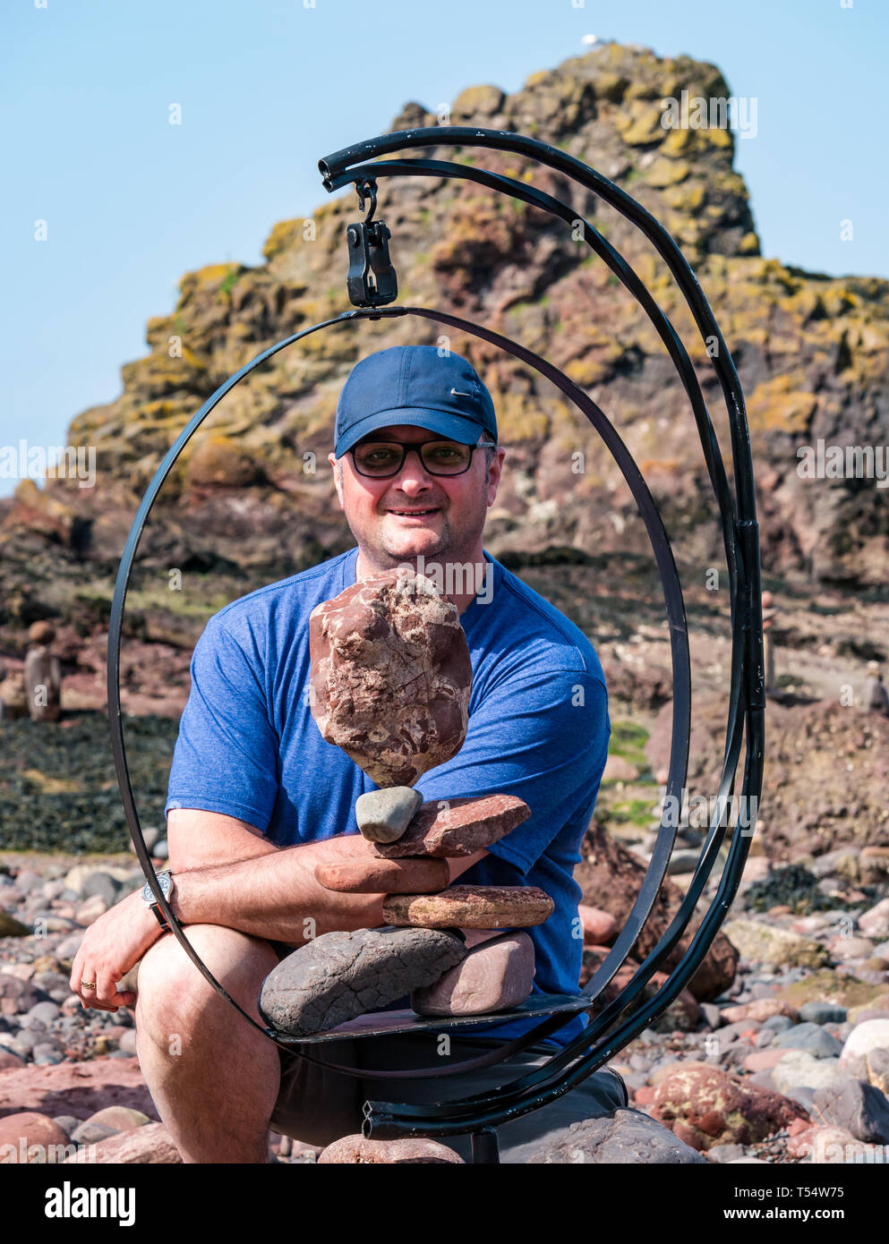 Dunbar, East Lothian, Scozia, Regno Unito. 21 apr 2019. Unione di pietra campionato di impilamento: Dave amore, da Edimburgo, saldi pietre a Eye Cave Beach Foto Stock