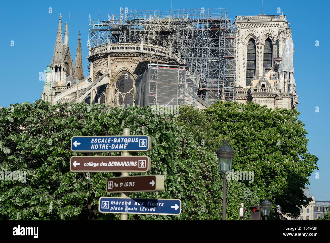 Parigi, Francia. Xxi Aprile 2019. La mattina presto la domenica di Pasqua presso la cattedrale di Notre Dame a Parigi. La città di adoratori sono stati riposizionati a frequentare la Domenica di Pasqua Santa Messa presso la chiesa di Saint-Eustache dopo i devastanti incendi che hanno sommerso vaste parti della Cattedrale di Notre Dame, un 850 anno di età gotica che si siede su l'Île de la Cité nel centro di Parigi. La zona è stata in gran parte isolati da un cordone di polizia, a seguito dell'incendio del 15 aprile 2019, e il presidente francese Emmanuel Macron si è impegnata a ripristinare il tesoro nazionale entro cinque anni, nonostante molti esperti dicendo che questo richiederà più tempo. Foto Stock