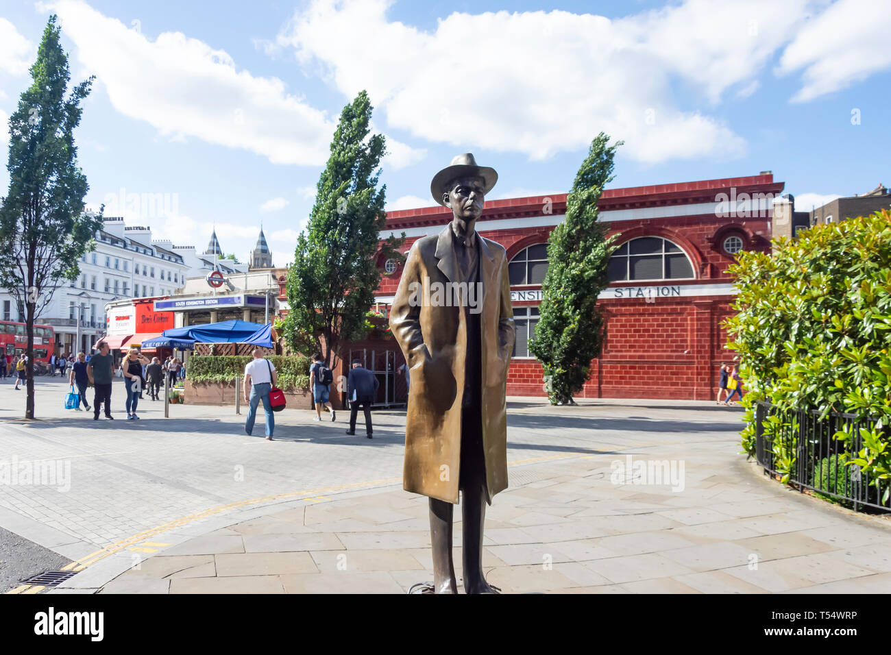 Bela Bartok (compositore ungherese) statua fuori la stazione della metropolitana di South Kensington, Pelham Street, South Kensington, London, England, Regno Unito Foto Stock