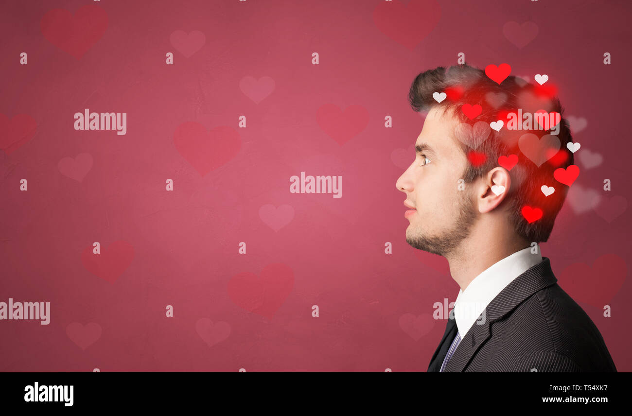 Testa con piena di amore, sfondo rosso e il cuore Foto Stock