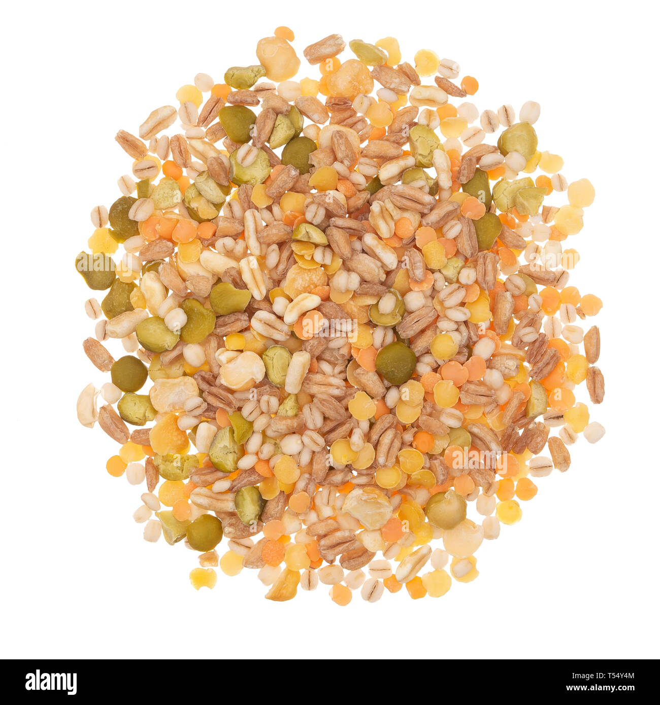 I chicchi di grano e fagioli, impulsi mix. Heap, isolati su sfondo bianco. Foto Stock