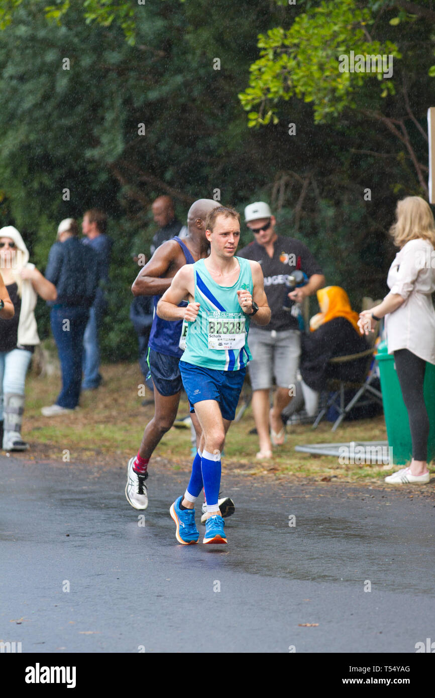 Eseguendo la Old Mutual Two Oceans Marathon Foto Stock