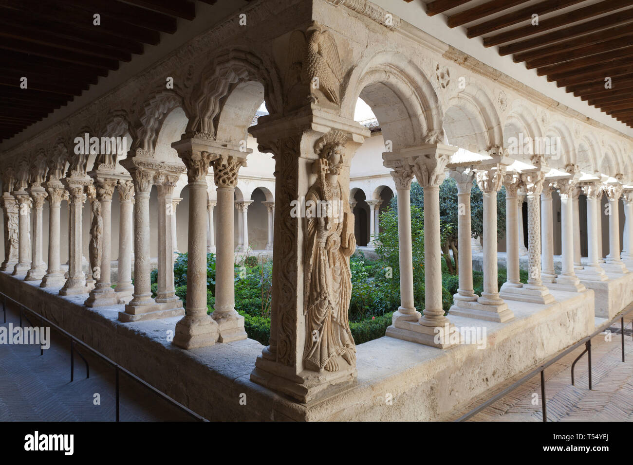 Statua di San Pietro nella cattedrale di Aix (Cathédrale Saint-Sauveur d'Aix-en-Provence) chiostro, Aix-en-Provence, Francia. Foto Stock