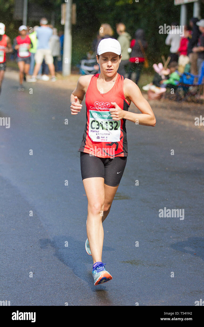 Eseguendo la Old Mutual Two Oceans Marathon Foto Stock