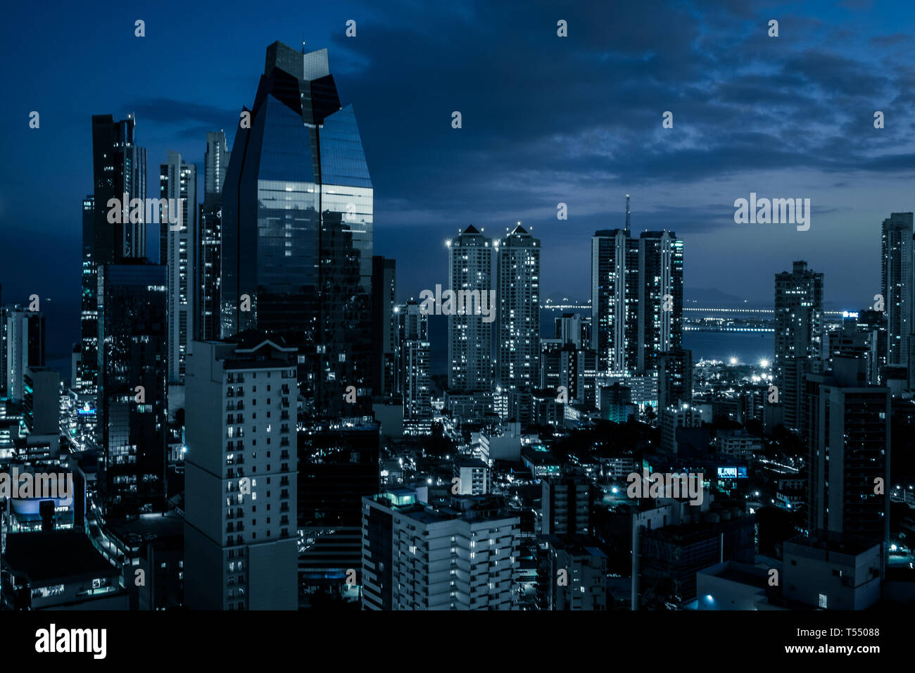 Skyline della città di notte - uffici moderni edifici nel quartiere degli affari - Foto Stock