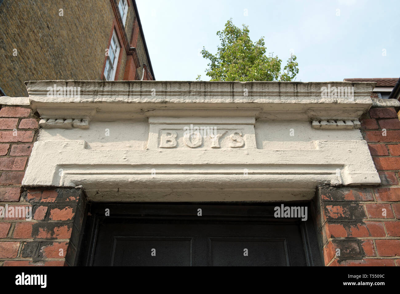 Ragazzi ingresso alla vecchia pensione vittoriana scuola, segno sopra porta, Richie Street, London Borough di Islington Foto Stock