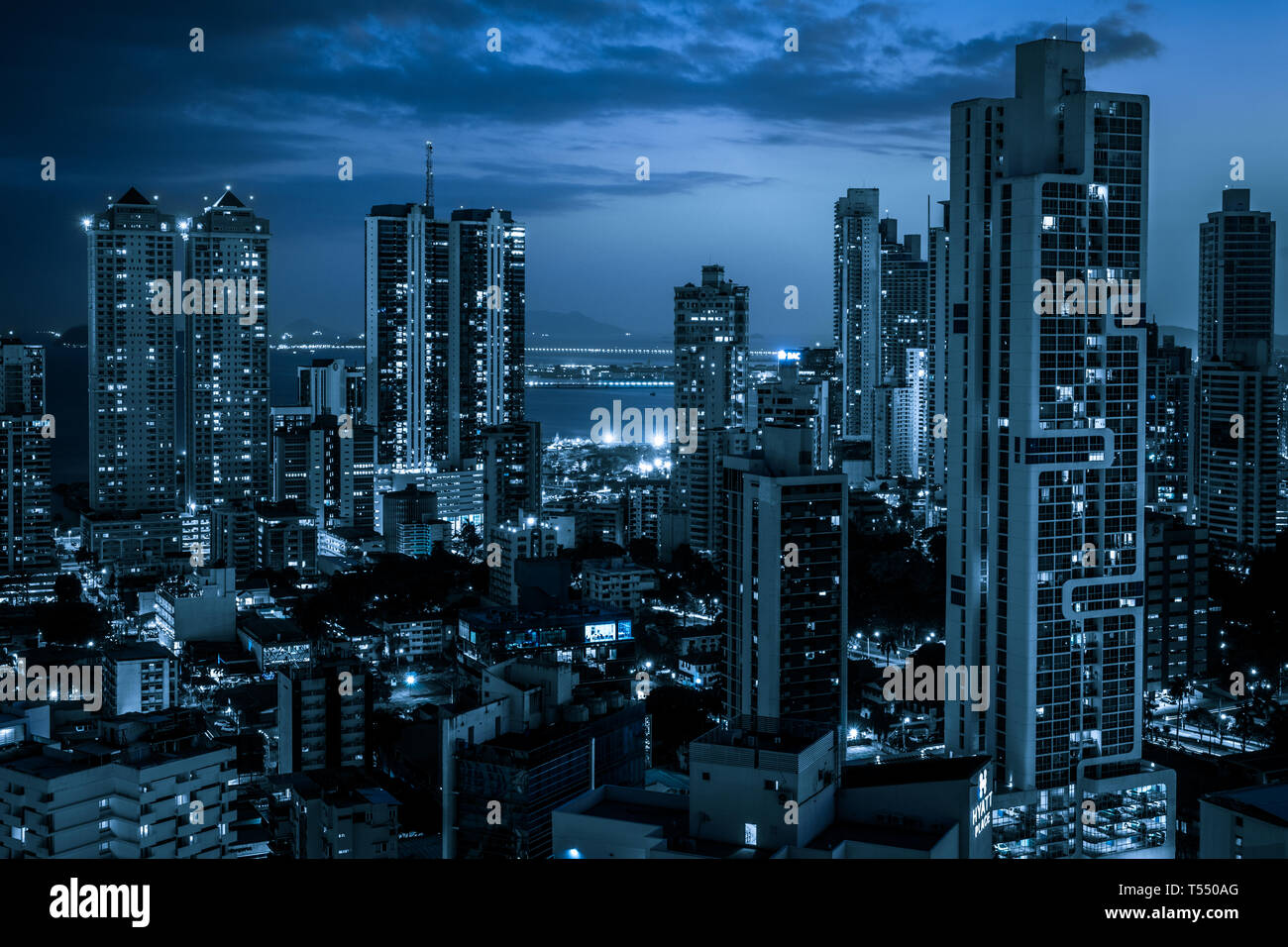 Moderno skyline della città di notte - grattacielo paesaggio urbano Foto Stock