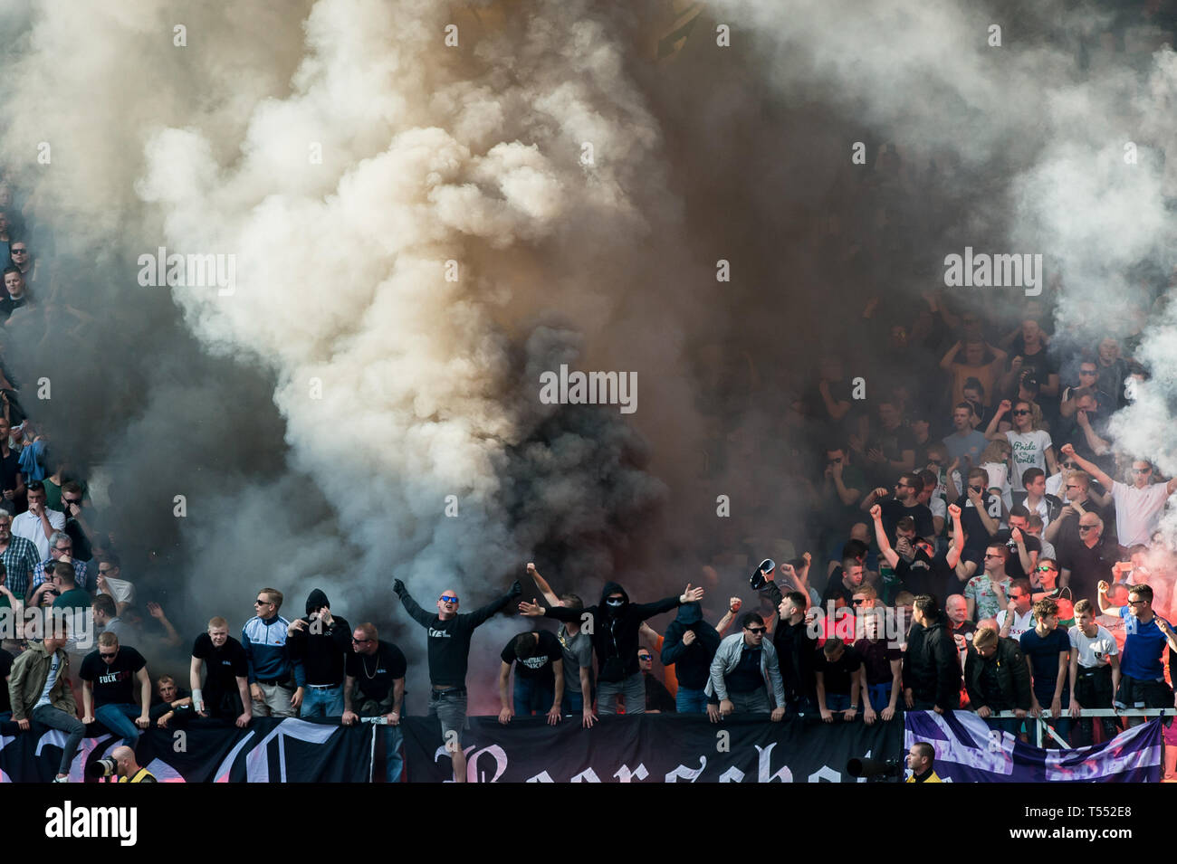 20-04-2019: Voetbal: FC Groningen v Ajax: Groningen Eredivisie 2018 - 2019. publiek, vuurwerk Foto Stock