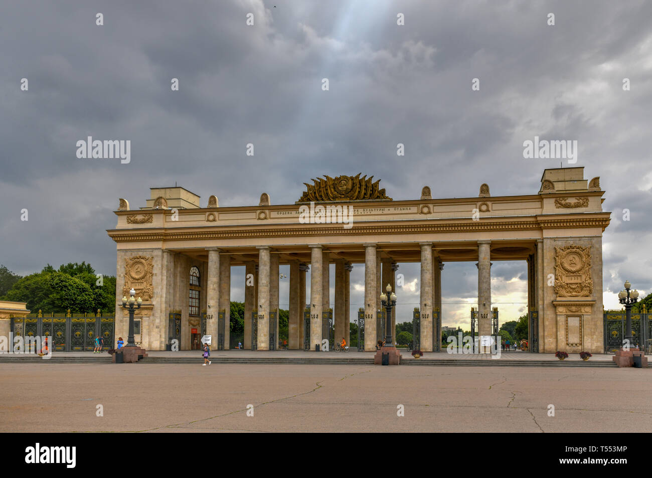 Gate centrale di Gorky Parco Centrale di Cultura e tempo libero a Mosca, in Russia. Foto Stock