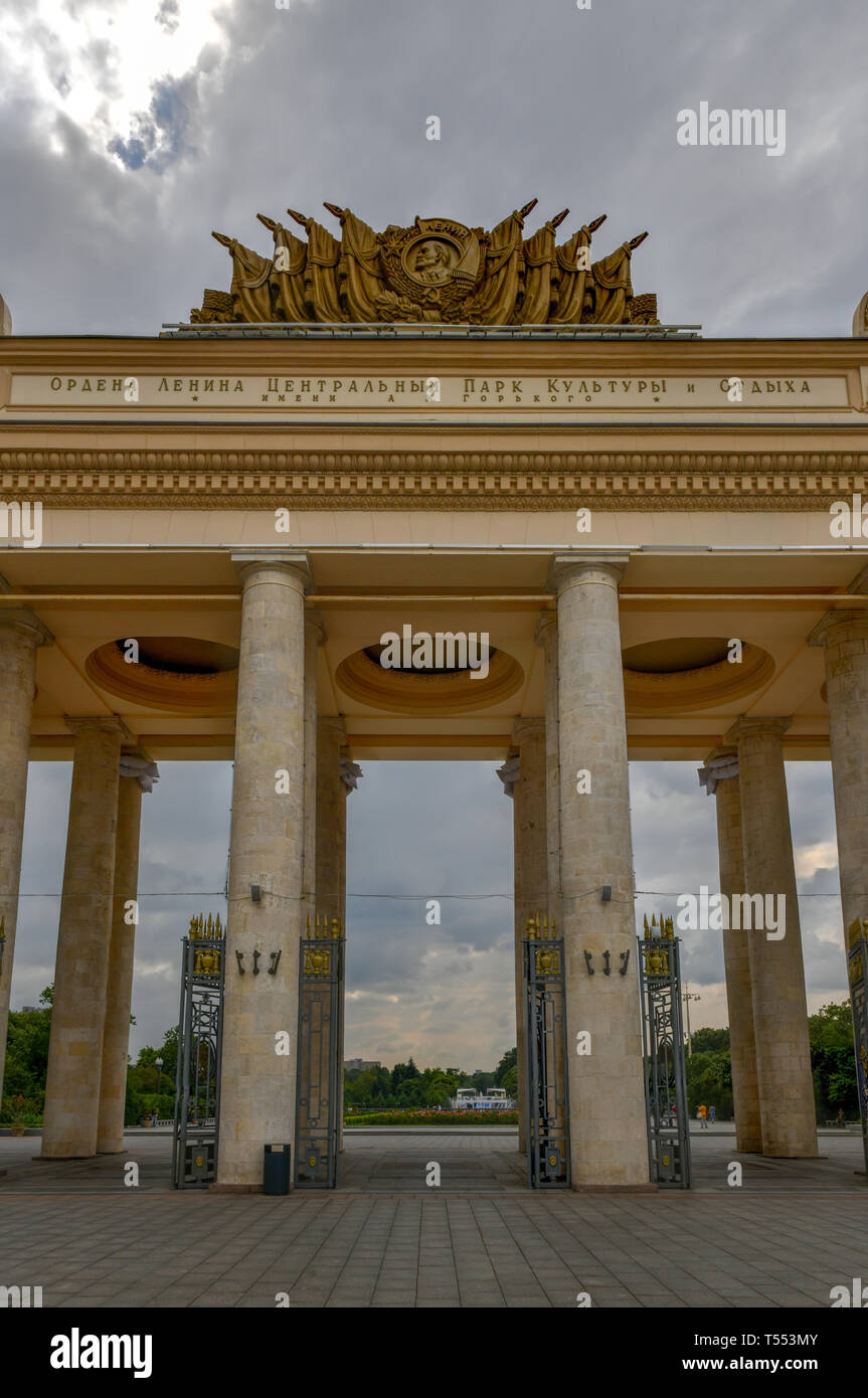 Gate centrale di Gorky Parco Centrale di Cultura e tempo libero a Mosca, in Russia. Foto Stock