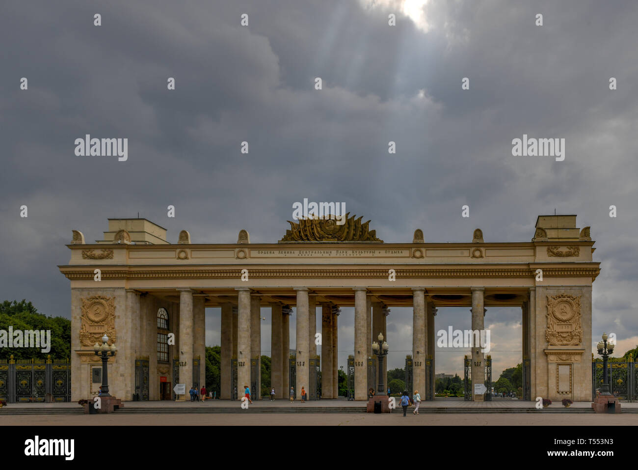Gate centrale di Gorky Parco Centrale di Cultura e tempo libero a Mosca, in Russia. Foto Stock