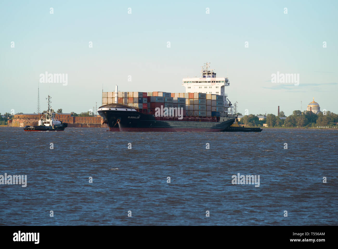 SAINT-Petersburg, Russia - 20 giugno 2018: Contenitore nave 'Elbsailor' (IMO: 9448695) su un Kronstadt raid in una serata di giugno Foto Stock