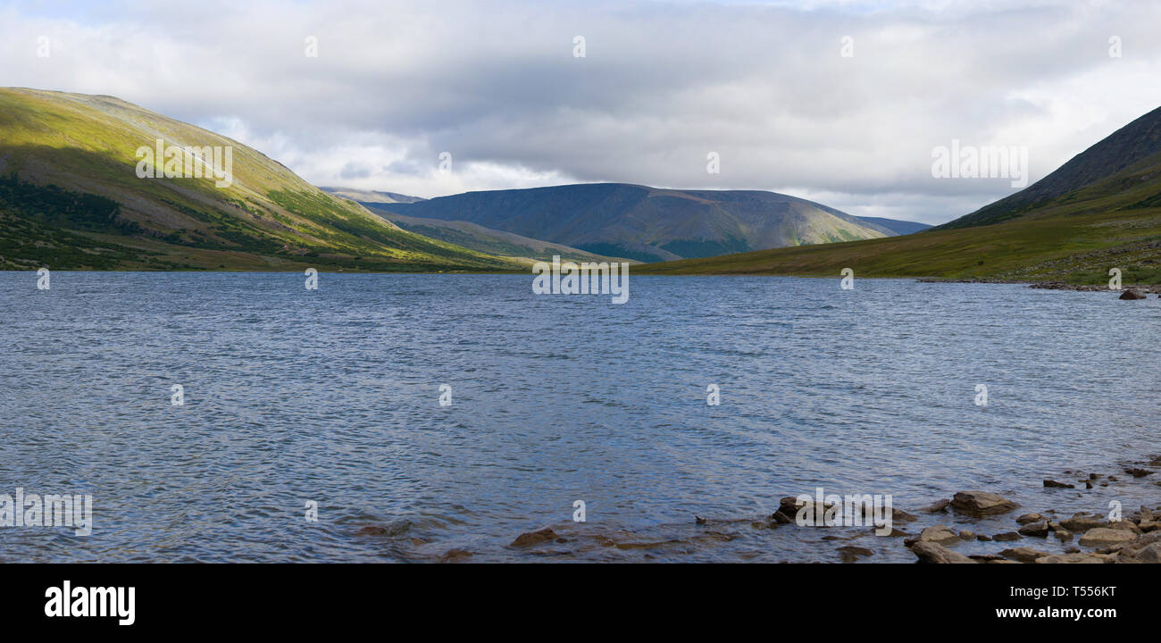 Grande lago Hadatayoganlor nel torbido agosto pomeriggio. Polar monti Urali, Russia Foto Stock