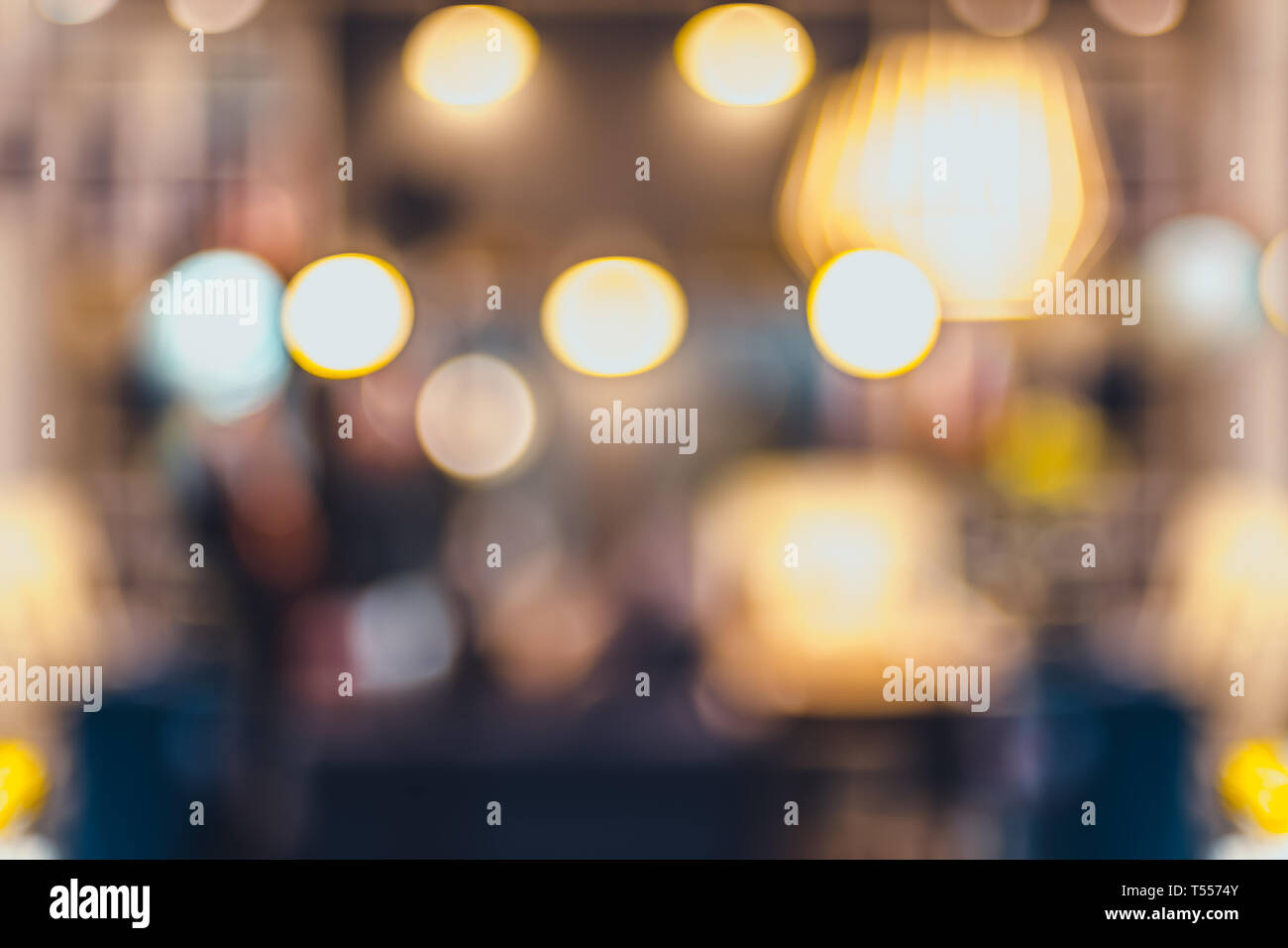 Blur folla di persone nel ristorante baackground bokeh light.Nightclub Bar comunità con persone sala da pranzo Foto Stock