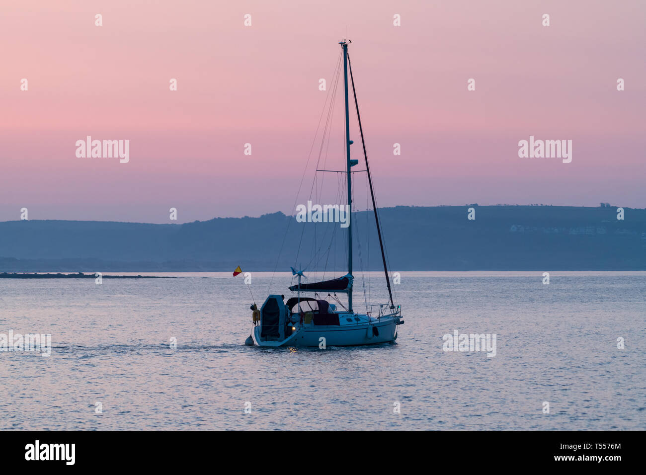 Uno yacht lascia Porthcawl Harbour per la mattina di marea. Foto Stock