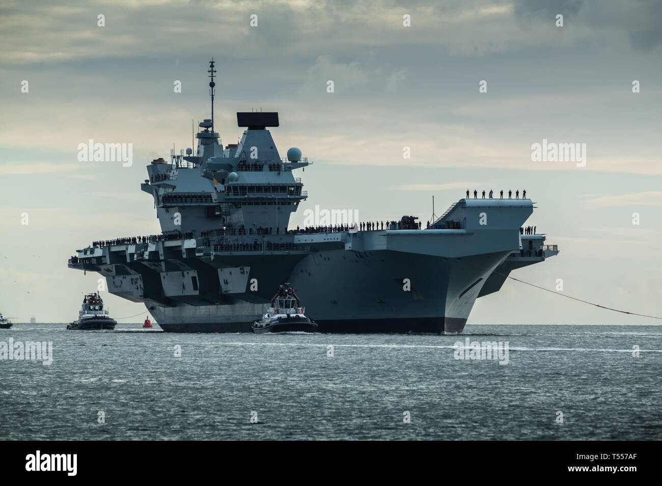 Britains portaerei HMS Queen Elizabeth tornando a Portsmouth dal 2018 esercizio, Westlant18. Foto Stock