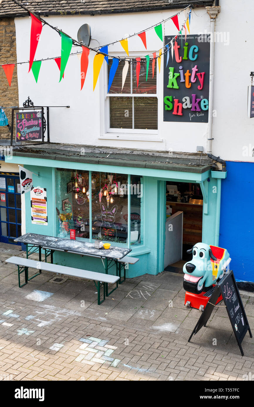 Frullato Tickittyshake parlor in fila mediana, Chipping Norton, Cotswolds, Oxfordshire, Inghilterra Foto Stock