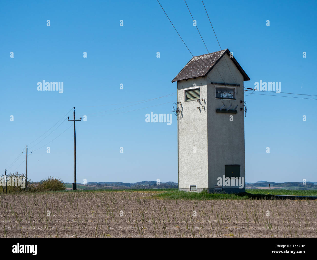 30 kilovolt per 220 Volt elettrica rete locale stazione di trasformatore in campagna Foto Stock