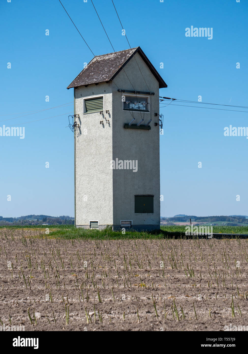 30 kilovolt per 220 Volt elettrica rete locale stazione di trasformatore in campagna Foto Stock