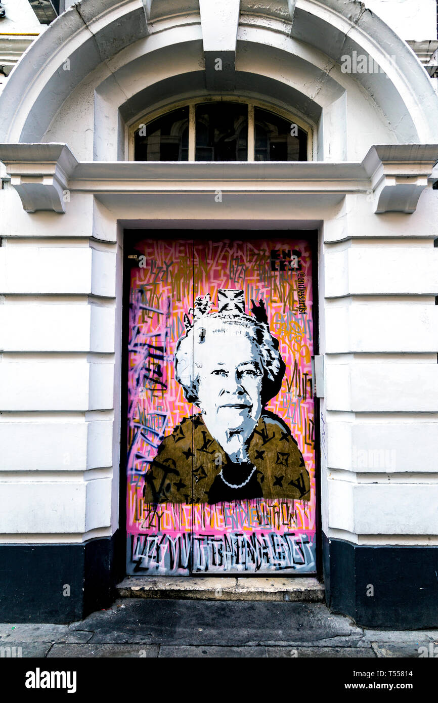 La regina Elisabetta II la street art murale di artista di strada infinite, London, Regno Unito Foto Stock