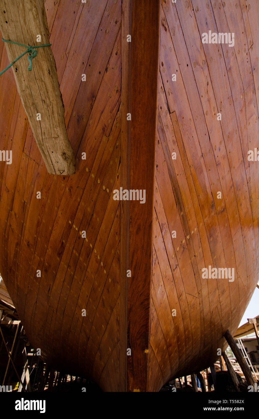 Omani Dhow-costruzione effettuata con metodi tradizionali e materiali, principalmente costituita da legno teak e legno di cedro utilizzando gli strumenti a mano, Sur, Oman Foto Stock