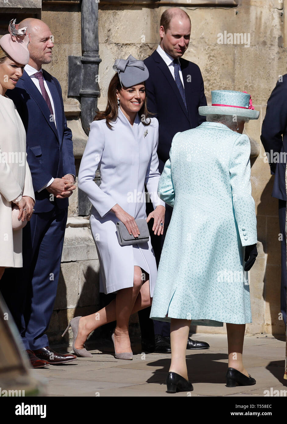 Da sinistra a destra) Zara Tindall, Mike Tindall, la Duchessa di Cambridge  e il Duca di Cambridge salutare la Regina Elisabetta II come lei arriva per  la Pasqua Servizio Mattins presso alla