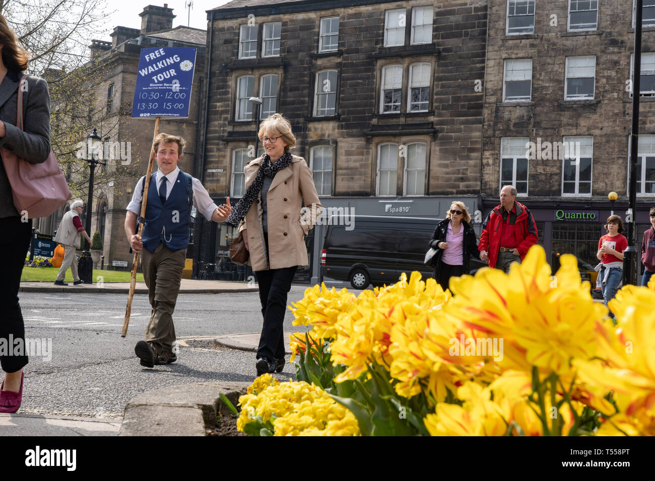 Guida turistica a piedi con i turisti intorno al centro della città, Harrogate, North Yorkshire, Inghilterra, Regno Unito. Foto Stock