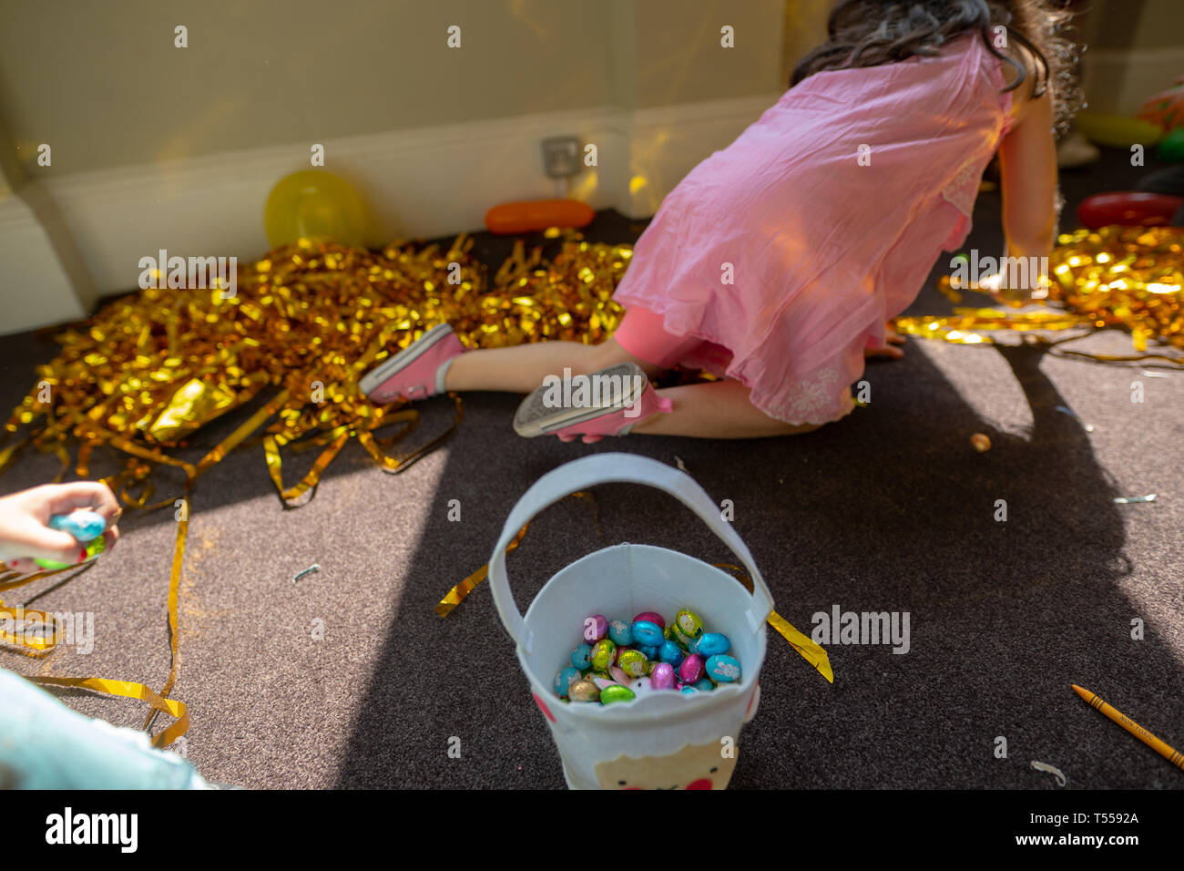 Bambini godendo di un uovo di Pasqua Caccia al Shoreditch Town Hall di Londra. Foto Data: Sabato, 20 aprile 2019. Foto: Roger Garfield/Alamy Foto Stock